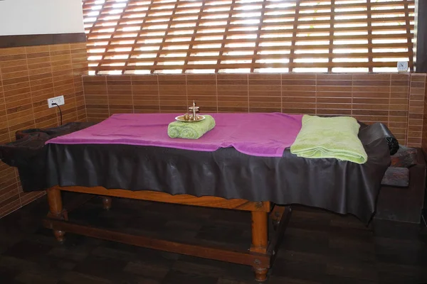 Массажный стол в Аюрведе, Керале, Кочи — стоковое фото