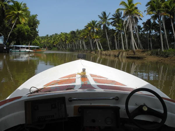 Backwaters, Kerala, regio Trivandrum. Uitzicht vanaf de boot — Stockfoto