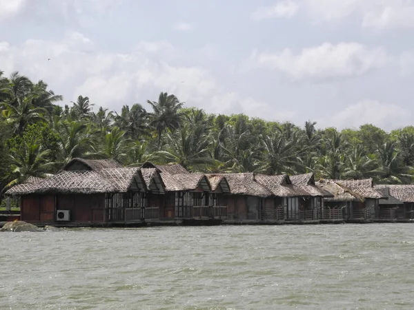 Thatched domki letniskowe nad jeziorem, Kerala, Trivandrum regionu — Zdjęcie stockowe