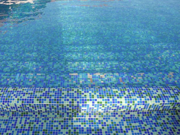 Escalones de mosaico que conducen al agua. Kerala, distrito de Trivandrum —  Fotos de Stock
