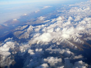 Uçaktan bulutlu dağ manzarası