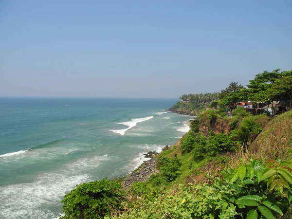 Onde del Mar Arabico, Trivandrum, Kerala. Vista dalla scogliera — Foto Stock