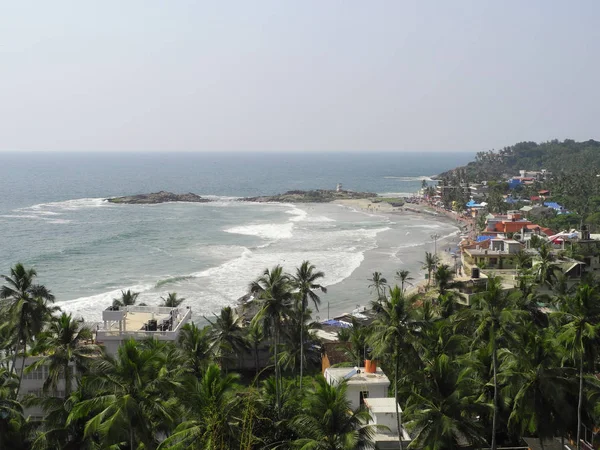 Mar, palmeiras e cidade, Kerala, Trivandrum, Kovalam — Fotografia de Stock