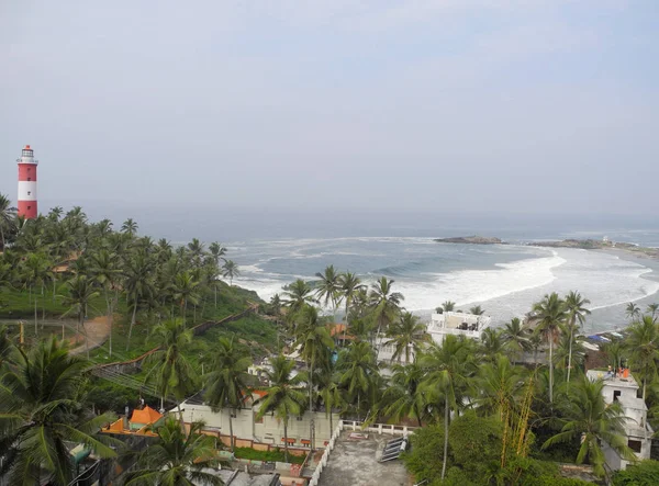Море, пальмы и маяк, Керала, Тривандрум, Ковалам — стоковое фото