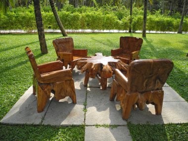 Tahta sandalyeler ve parktaki masa, Hindistan, Tamil Nadu.