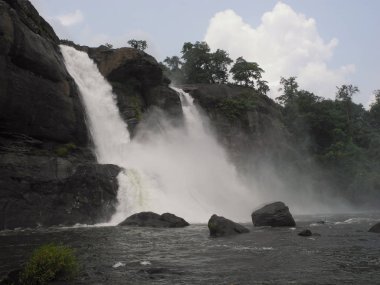 Kerala Kochi bölgesinde alçak manzara Athirappilly şelaleleri