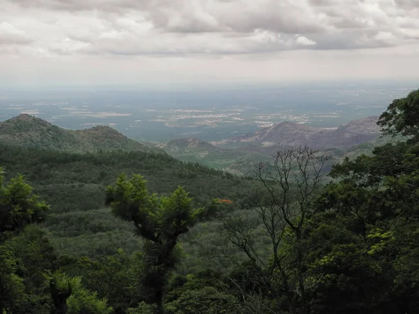 Paisagem na reserva Valparai, Índia, Tamil Nadu — Fotografia de Stock