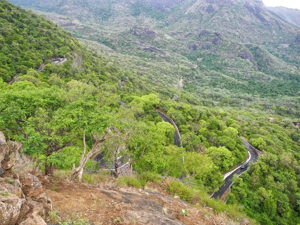 Paisagem com estrada na reserva Valparai, Índia, Tamil Nadu — Fotografia de Stock