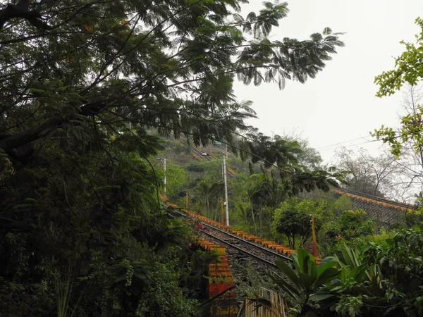 Eisenbahnwaggons erklimmen den Hügel zum Tempel von Murugan, Indien — Stockfoto