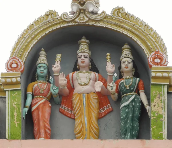 Statue des hinduistischen Gottes Murugan, Bruder von Ganesh, mit zwei Frauen, — Stockfoto