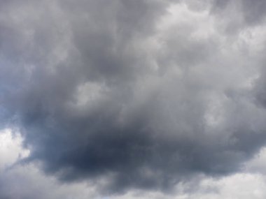 Gri yağmur bulutları. Hava konsepti