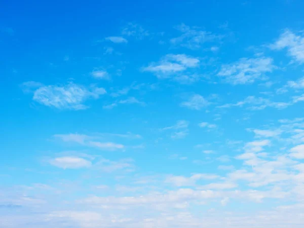 Λευκά σύννεφα σε φόντο γαλάζιου ουρανού — Φωτογραφία Αρχείου