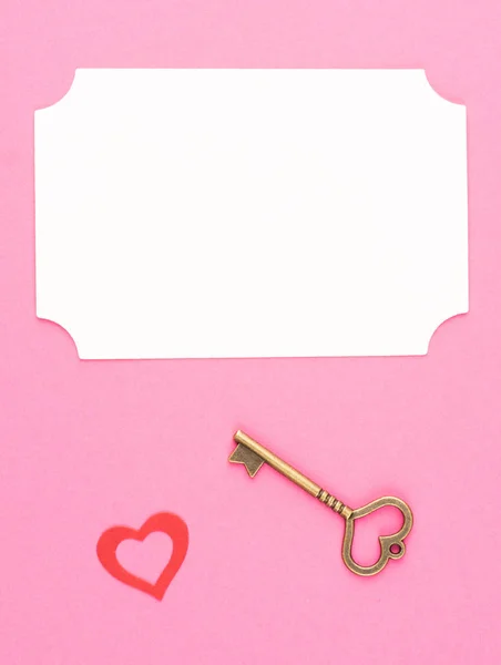 Placa blanca para inscripciones, imagen de un corazón y una llave vintage —  Fotos de Stock