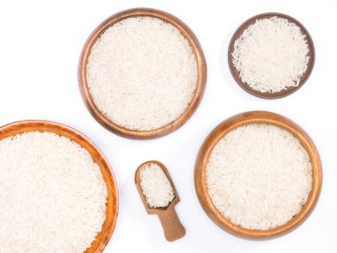 Tahta kaselerde Basmati pilavı ve Whit kepçesi.