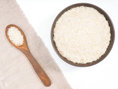 Hint uzun tahıllı Basmati tahta kaşıkla çapraz olarak yükselir ve...