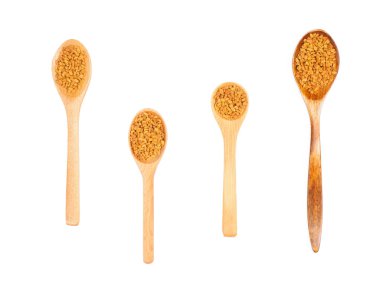 Ahşap kaşıklarda beyaz renkte yalıtılmış baharat seti.