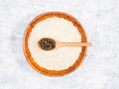 Kahverengi ahşap kase ve baharatlı Basmati pilavı.