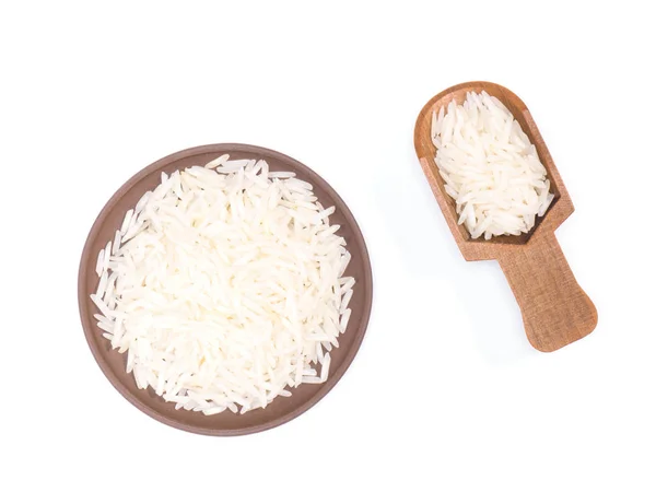 Arroz Basmati de grano largo indio en placa de arcilla y cucharada de madera es — Foto de Stock