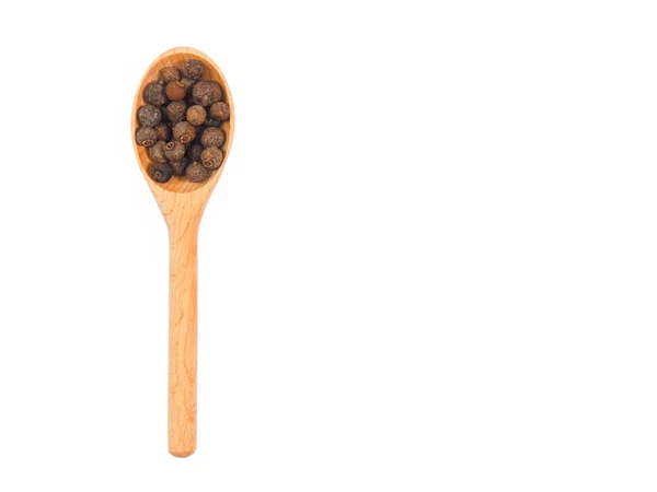 Especia de pimienta de Jamaica en cuchara de madera aislada en blanco — Foto de Stock