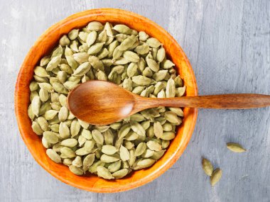 Bambu kabında baharat yeşili kakule (Elettaria kakule)