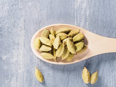 Baharat yeşili kakule (Elettaria kakule) tahta kaşıkta g