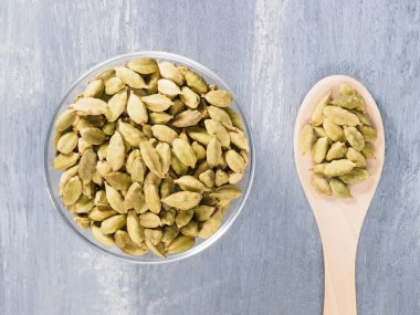 Şeffaf kâse içinde baharat yeşili kakule (Elettaria kakule) 