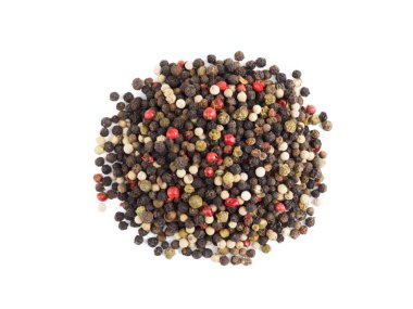 Beyaz arka planda izole edilmiş yuvarlak renkli biber tohumları. Hint mutfağı, ayurveda, naturopati kavramı.