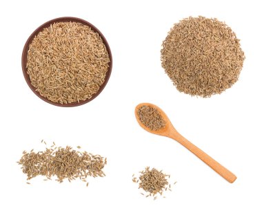 Ahşap kaşık, demet, kil plaka beyaz arka planda izole baharat kimyon (jeera) seti