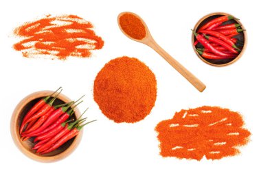 Baharatlı kırmızı biber seti beyaz arka planda izole edilmiş tahta kaşık, demet, ahşap kase