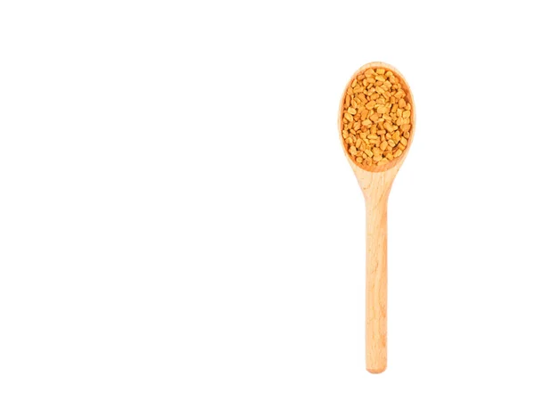 Ahşap kaşıktaki baharat çayırı beyaz kaşıkta izole edilmiş.