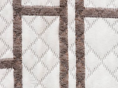 Mağazada satılık beyaz ve kahverengi kumaşlar. Moda kıyafetleri ve iç mekan kavramı.