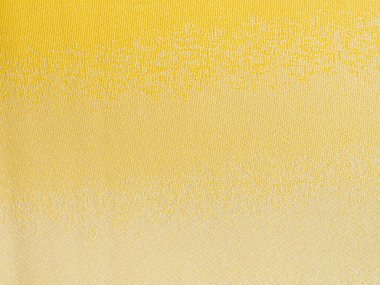 Bir dükkanda satılık sarı renkli kumaş. Moda kıyafetleri ve iç mekan kavramı.