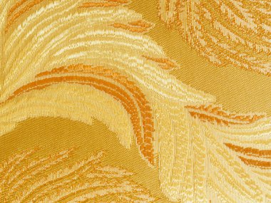 Bir dükkanda satılık sarı renkli kumaş. Moda kıyafetleri ve iç mekan kavramı.