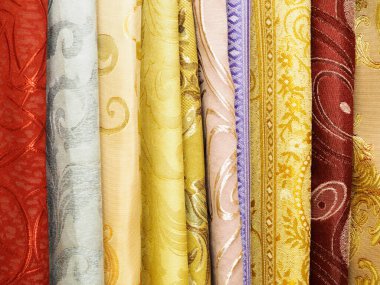 Bir mağazada satılık desenli renkli kumaşlar. Moda kıyafetleri ve iç mekan kavramı.
