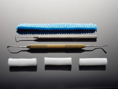 Gri gradyan arka planda tıbbi diş aygıtı