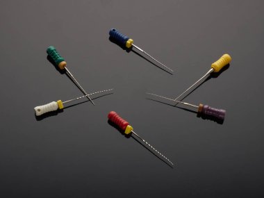 Gri arkaplandaki sinirleri çıkarmak için bir gradyan içeren diş araçlarıName