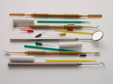 Beyaz arka planda profesyonel diş aletleri. Diş sağlığı konsepti