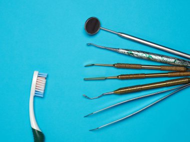 Mavi arka planda profesyonel diş aletleri. Diş sağlığı konsepti
