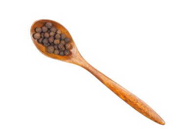 Baharat ahşap kaşıkta, beyaz kaşıkta izole.