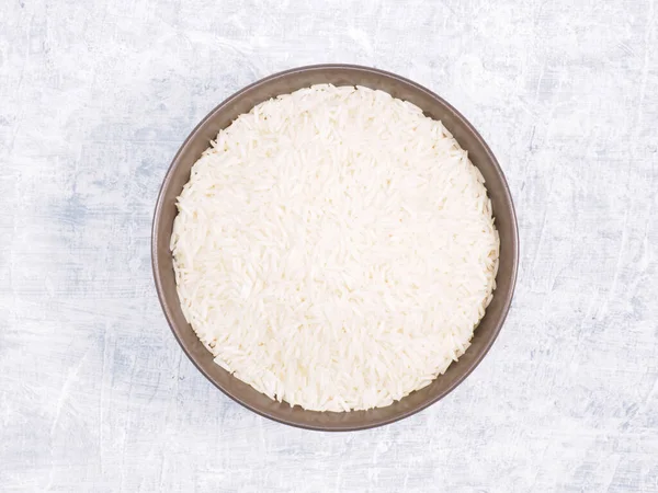 Arroz Basmati Grão Longo Indiano Tigela Cerâmica Marrom Fundo Concreto — Fotografia de Stock