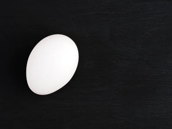 Біле Яйце Чорному Дерев Яному Фоні Концепція Здорового Харчування — стокове фото