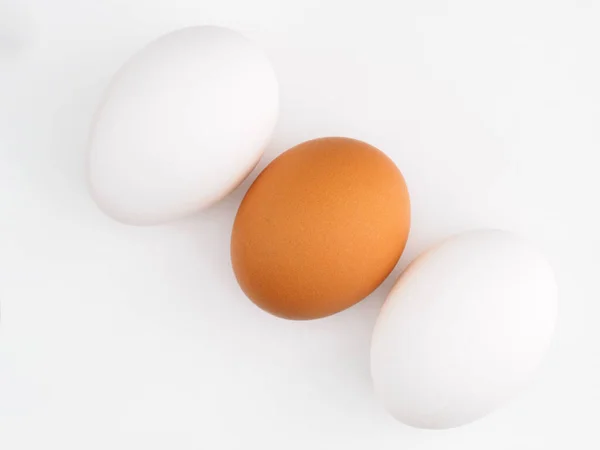 Три Білих Коричневих Яйця Білому Тлі Концепція Здорового Харчування — стокове фото