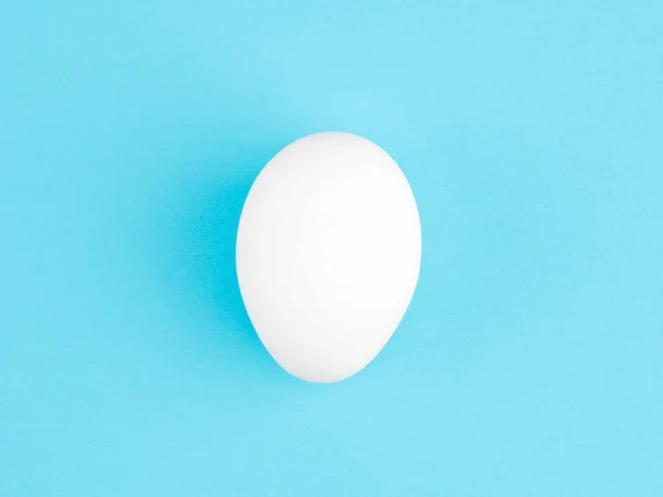 Одне Біле Куряче Яйце Синьому Фоні Концепція Здорового Харчування — стокове фото