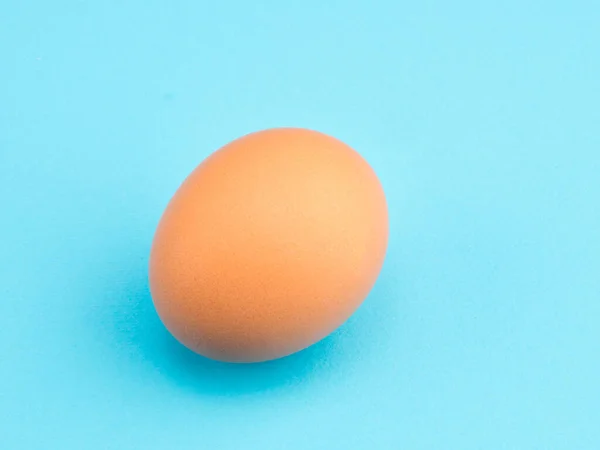 Одне Коричневе Куряче Яйце Синьому Фоні Концепція Здорового Харчування — стокове фото