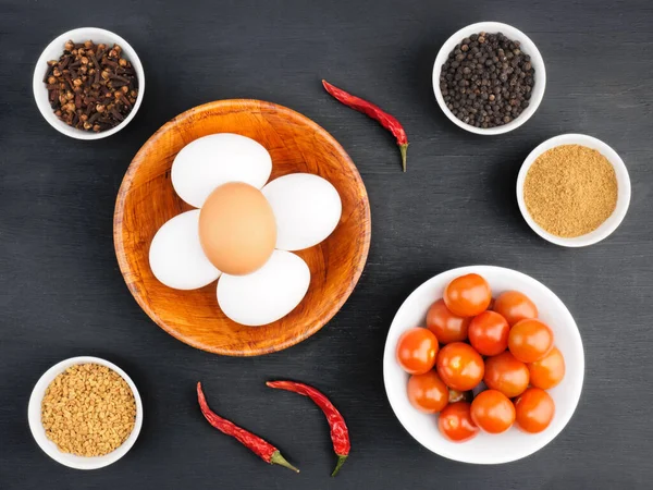 Rohe Hühnereier Schwarzer Pfeffer Kurkuma Masala Pulver Rote Chilischoten Tomaten — Stockfoto