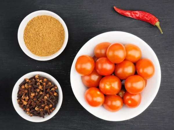 Rote Kleine Kirschtomate Weißer Schüssel Rote Chilischote Gewürznelken Masala Pulver — Stockfoto