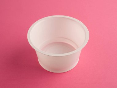 Pembe arka planda plastik beyaz banka