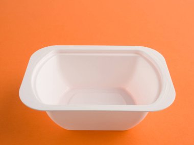Turuncu arka planda plastik beyaz banka