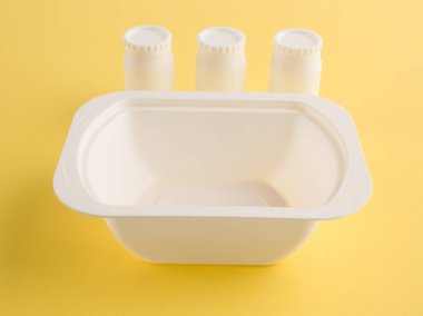 Plastik beyaz banka ve sarı zemin kapaklı üç beyaz banka.