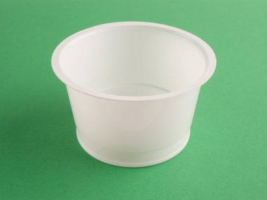 Yeşil arka planda plastik beyaz banka